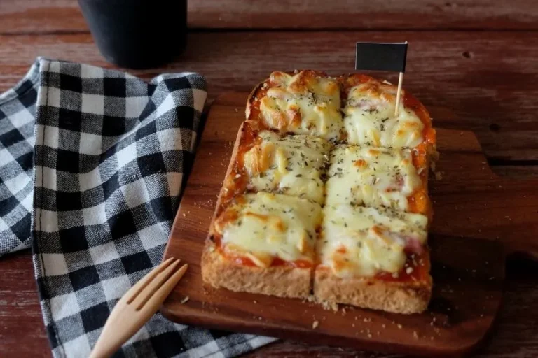 Tost Ekmeğinden Pizza Tarifi
