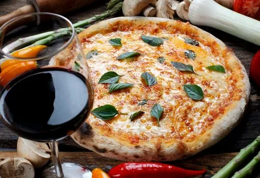Pizza ve Şarabın yanına ne gider?